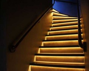 Светодиодная подсветка ступеней лестниц стен полок